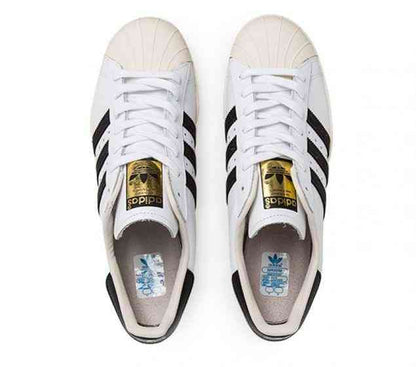 There's a shell toe for every season, and the adidas Originals Superstar 80s shoes have a full grain leather upper with a shiny badge on the tongue that makes these Originals Superstar 80s