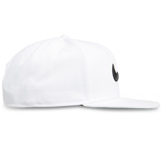 The Nike Swoosh Pro Flat Snapback features an embroidered logo for style and wool construction with an adjustable closure for a comfortable fit.NIKE | SWOOSH PRO FLAT PEAK CAP