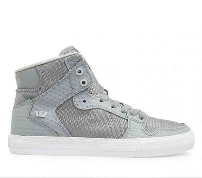 Supra introduces the Vaider. A stylishly designed high top upper on a vulcanized sole that supplies excellent traction and board feel. A padded collar and tongue linSUPRA | MENS VAIDER