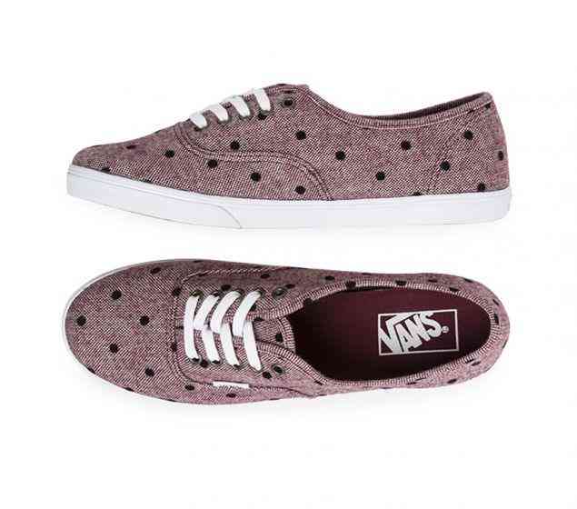 The forefather of the Vans family, the original Vans Authentic was introduced in 1966 and nearly 4 decades later is still going strong, its popularity extending fromVANS |AUTHENTIC | LO PRO | BURGANDY/WHITE