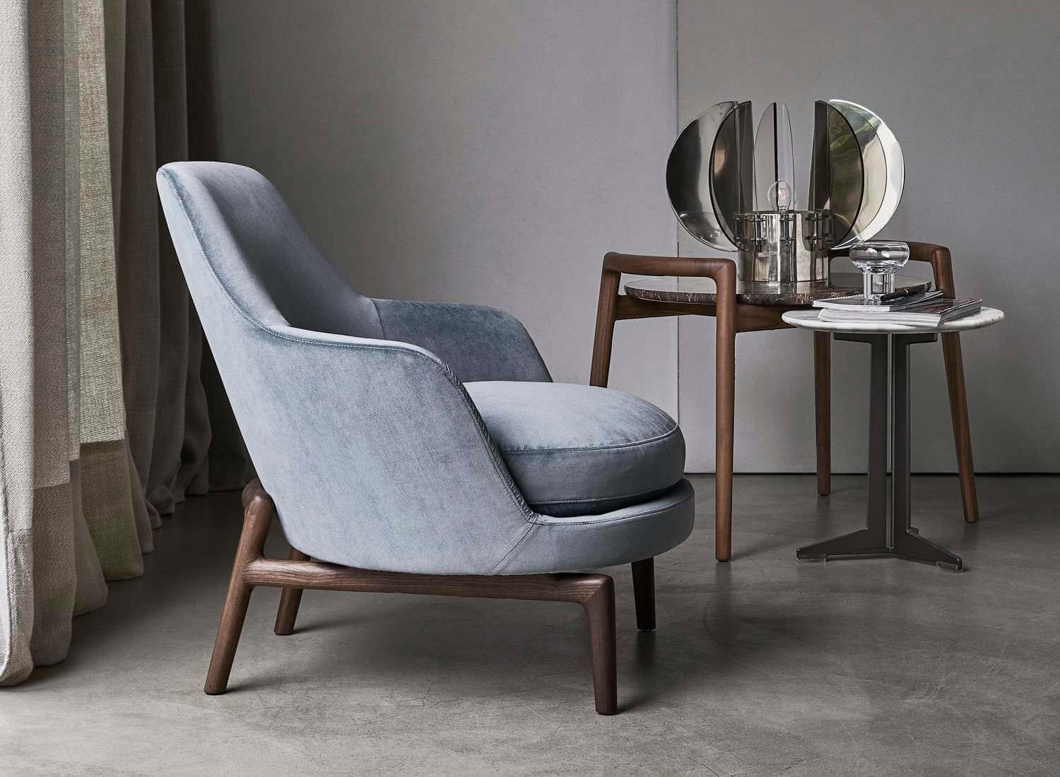 The Leda armchair designed by Antonio Citterio cleverly fuses classic and contemporary lines. The wood base is distinguished by a motif that echoes the tradition of Leda Armchair