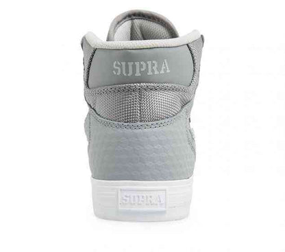 Supra introduces the Vaider. A stylishly designed high top upper on a vulcanized sole that supplies excellent traction and board feel. A padded collar and tongue linSUPRA | MENS VAIDER