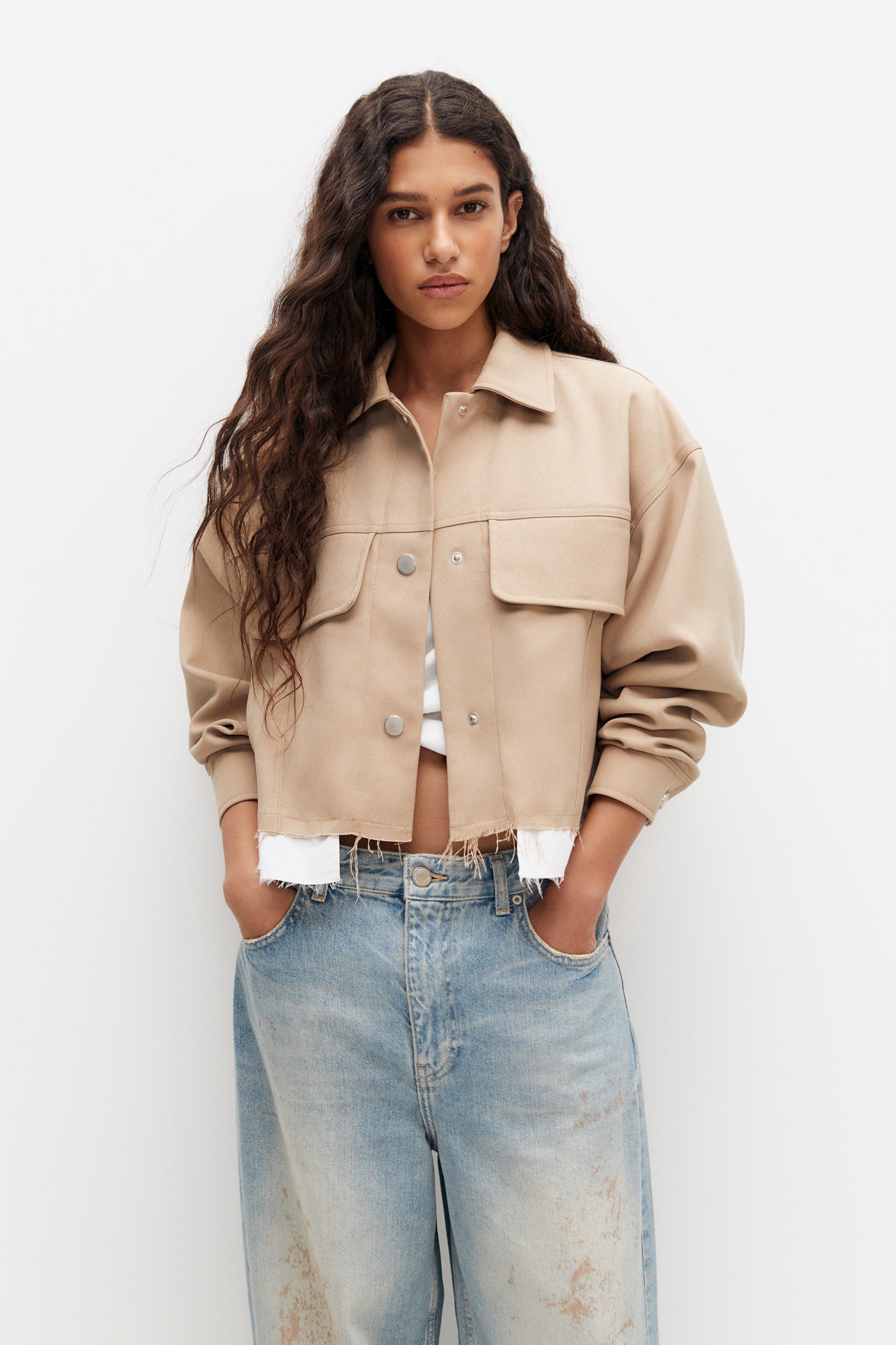 Cropped jacket with pockets at the hem